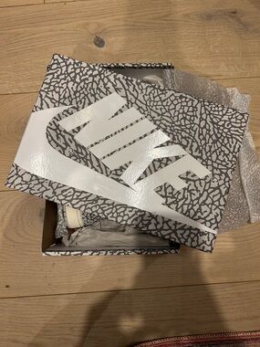 BNIB AIR JORDAN RETRO 1 LOW-CEMENT